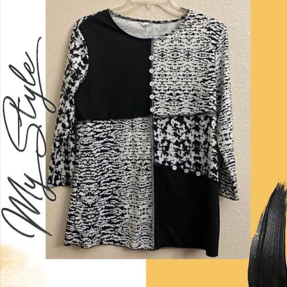 š¤āColor blockĀ black and white top. ThisāisāaāmediumāsizeāMātop. - Picture 1 of 5